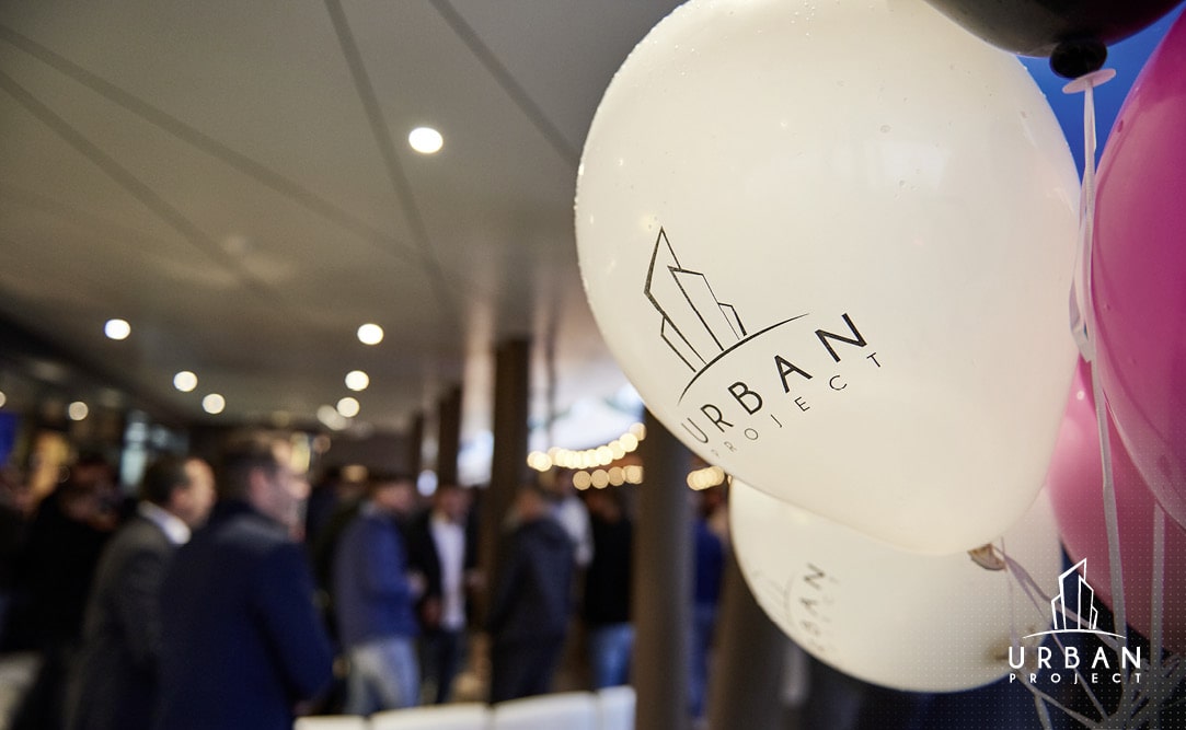 Une photo des ballons gonflables Urban Project lors de l'inauguration de la succursale à Bulle