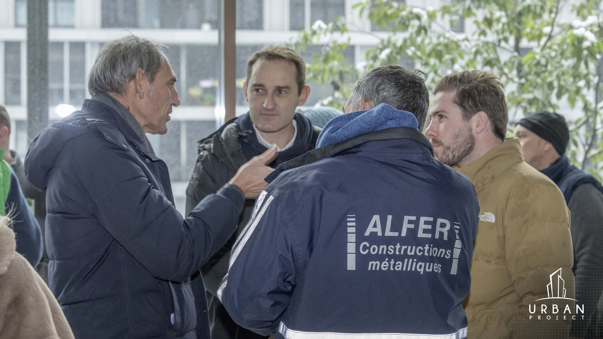 Photo de groupe lors du bouquet de chantier du bâtiment "Les Fabriques" au Quartier de l'Etang à Vernier, Genève