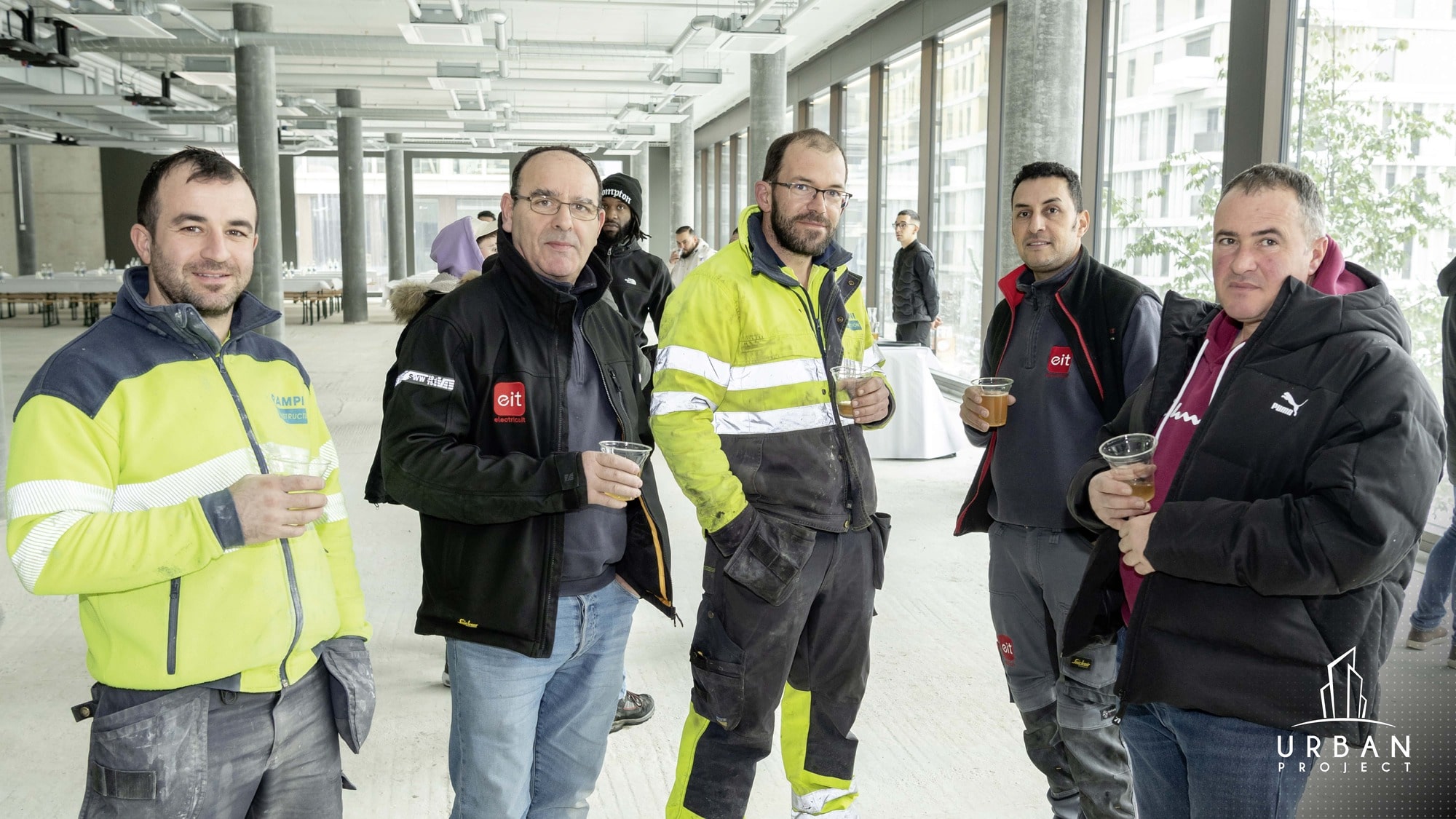 Photo de groupe lors du bouquet de chantier du bâtiment "Les Fabriques" au Quartier de l'Etang à Vernier, Genève