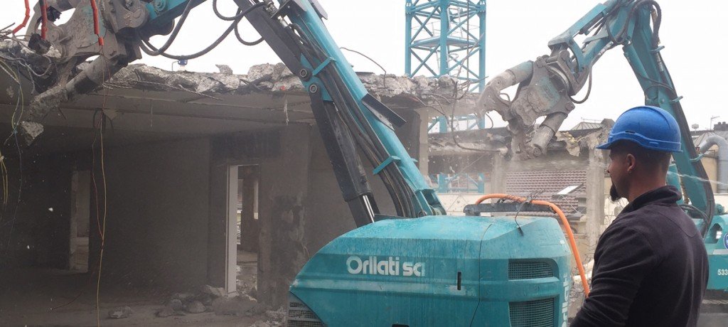 ouvrier opérant une démolition d'immeuble